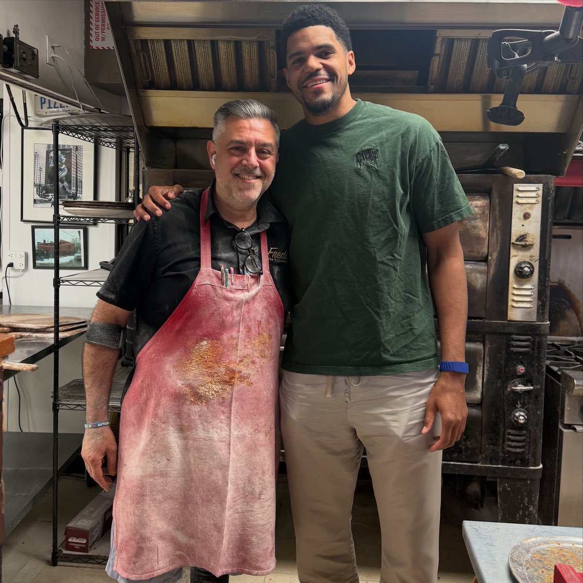 FrediThePizzamn's tweet photo. Thank you for stopping in @tobiasharris #FrediThePizzaMan #detroitpistons https://t.co/sDkI7ztjTS