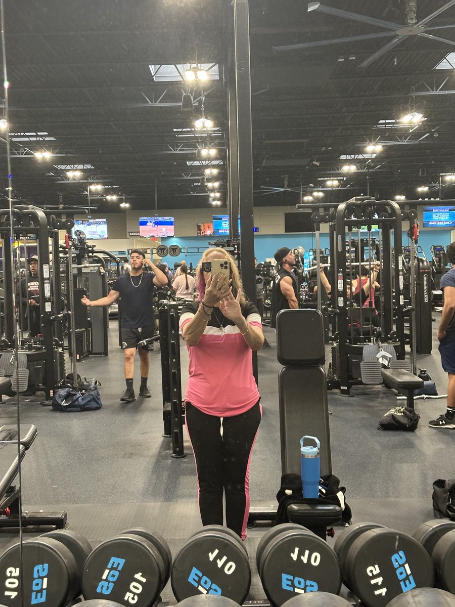 Michell46103161's tweet image. #REELZ #OPLive Happy Saturday. I got my workout in today . 51 lb loss and holding this far . What a difference seven months later . Making Barbecue beans and sausage for dinner my hubby has been begging for it 😂 . Hope yall well , see ya in a few . 🤩🤩🤩😍😍🤩