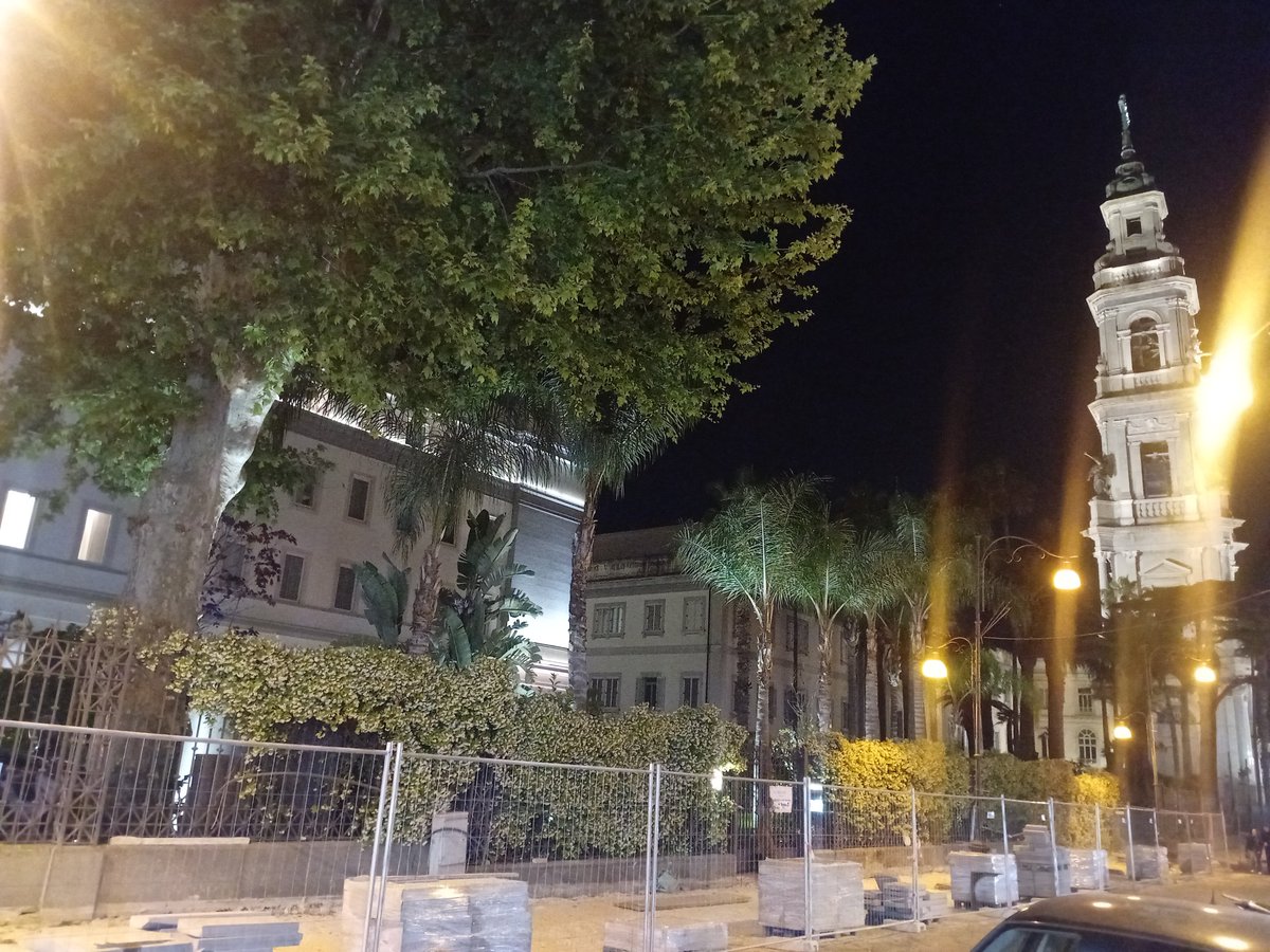 Li' il Santuario  di Pompei al suo fianco un albergo superlussuoso con festa sulla terrazza.. perché..