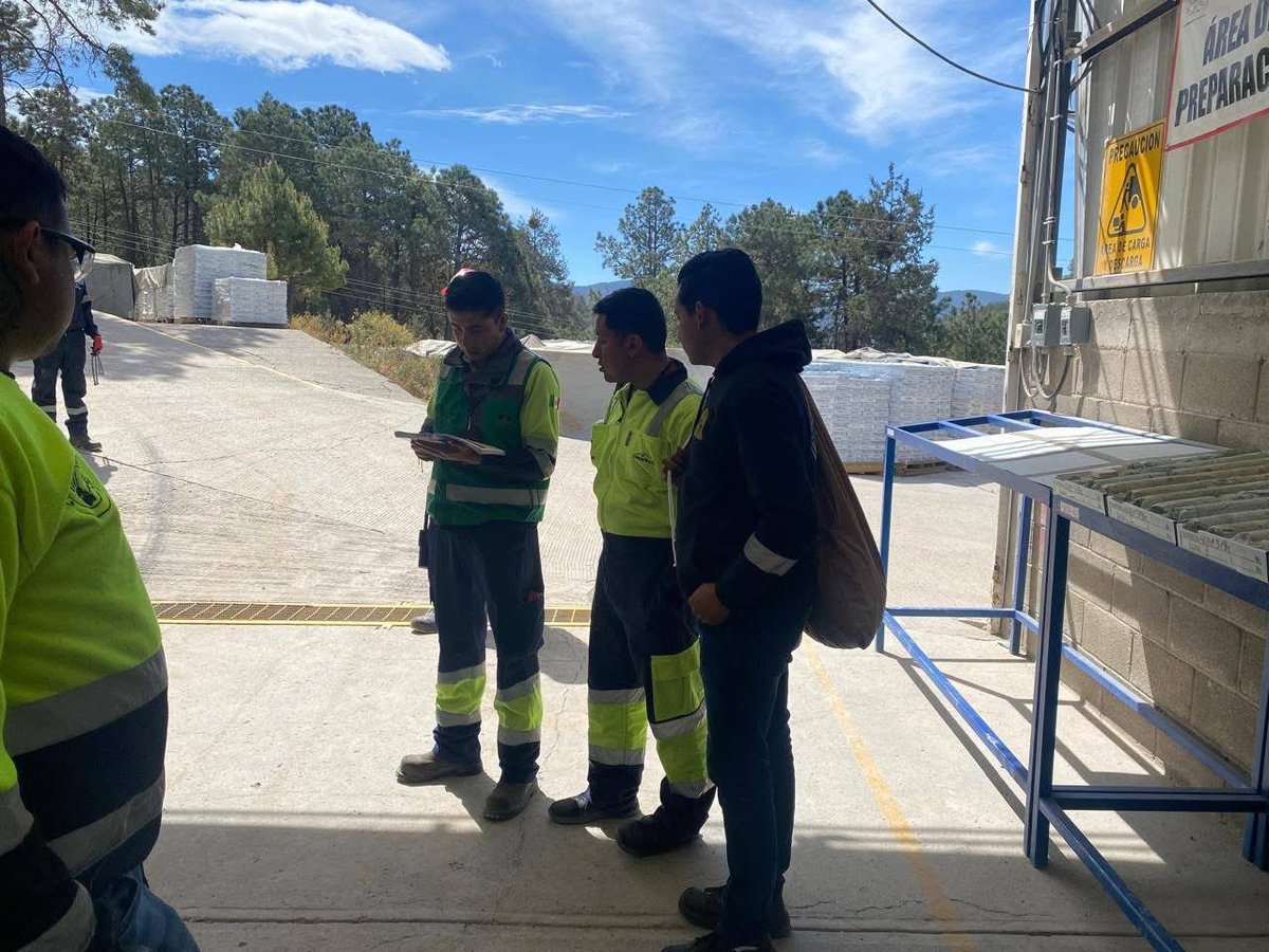 FrenteSec31's tweet photo. 🔴📣Recorrido de seguridad semanal realizado por el Comité Ejecutivo Local, Seguridad y Relaciones Industriales 👷🏻👷🏻‍♀️

#SomosFrente
#YoTomoElControl
#CarlosPavon https://t.co/CwZHMtfgOx