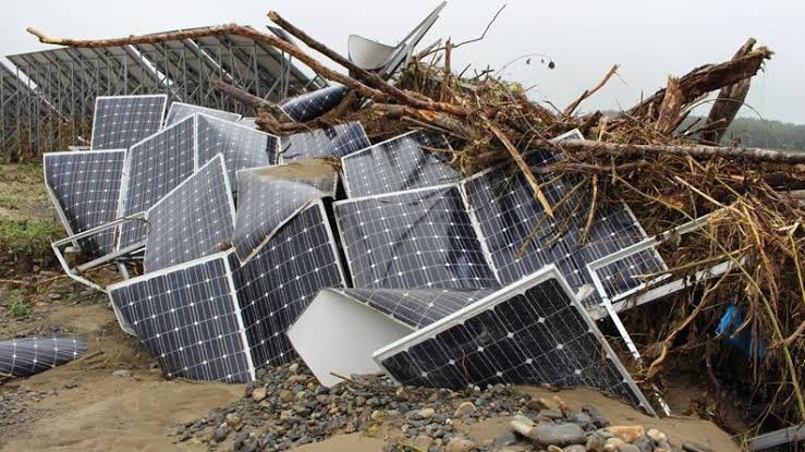 再エネ事業者が倒産してるらしいが、その後に放棄されるとてつもない量の太陽光パネルの産業廃棄物一体どうするつもりなんだ？💢
まさか国民から多額の再エネ賦課金取って、今度はこの産廃処理のために違う名目で金巻き上げるつもりじゃないだろうな？！💢
んな事絶対許さんからな！💢💢