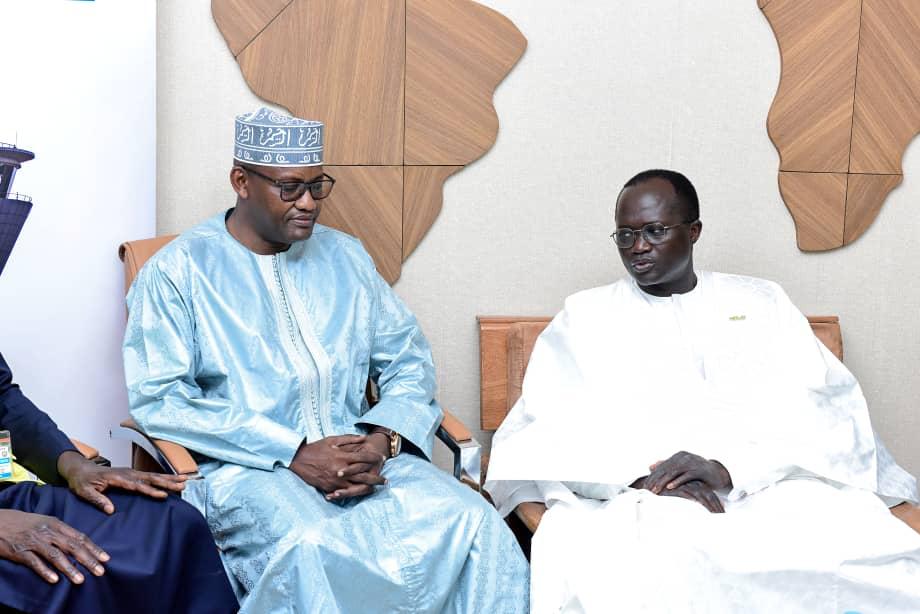 Pèlerinage à la mecque 2025 

Le Ministre des Infrastructures, des Transports Terrestres et Aériens, Monsieur Yankoba Dièmé, a procèdé à la visite du Hangar pèlerin à l'occasion du premier vol de la Phase aller de l'édition 2025 du pèlerinage à la Mecque.

La visite s’est