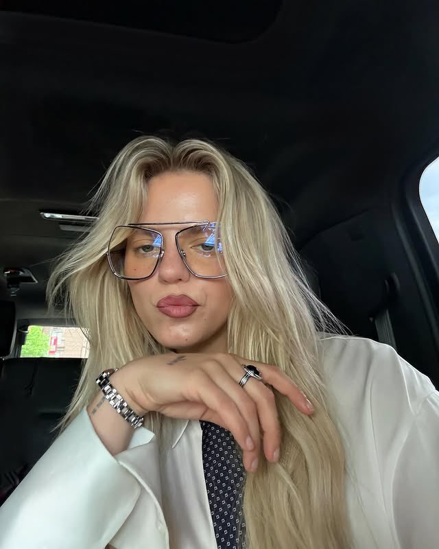 LucyShepherdRob's tweet photo. Big girl job starts next week. Until then, I will be slaying. https://t.co/KNNh2DAchb