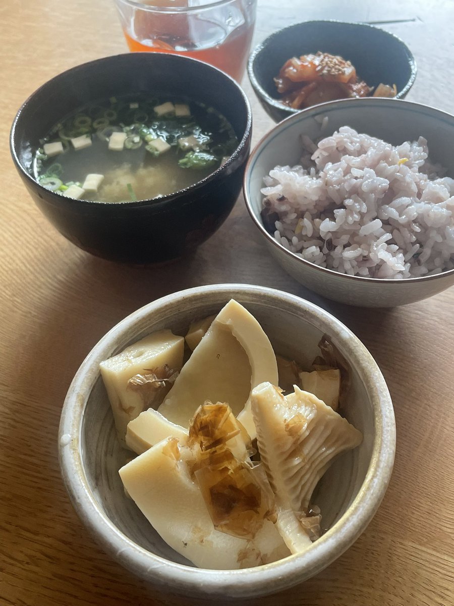 朝ごはんはヘルシーに
五穀米に若竹煮🍚

#若竹煮 #五穀米 #おうちごはん #キムチ
#料理好きな人と繋がりたい #朝ごはん 
#料理好きさんと繋がりたい #たけのこ