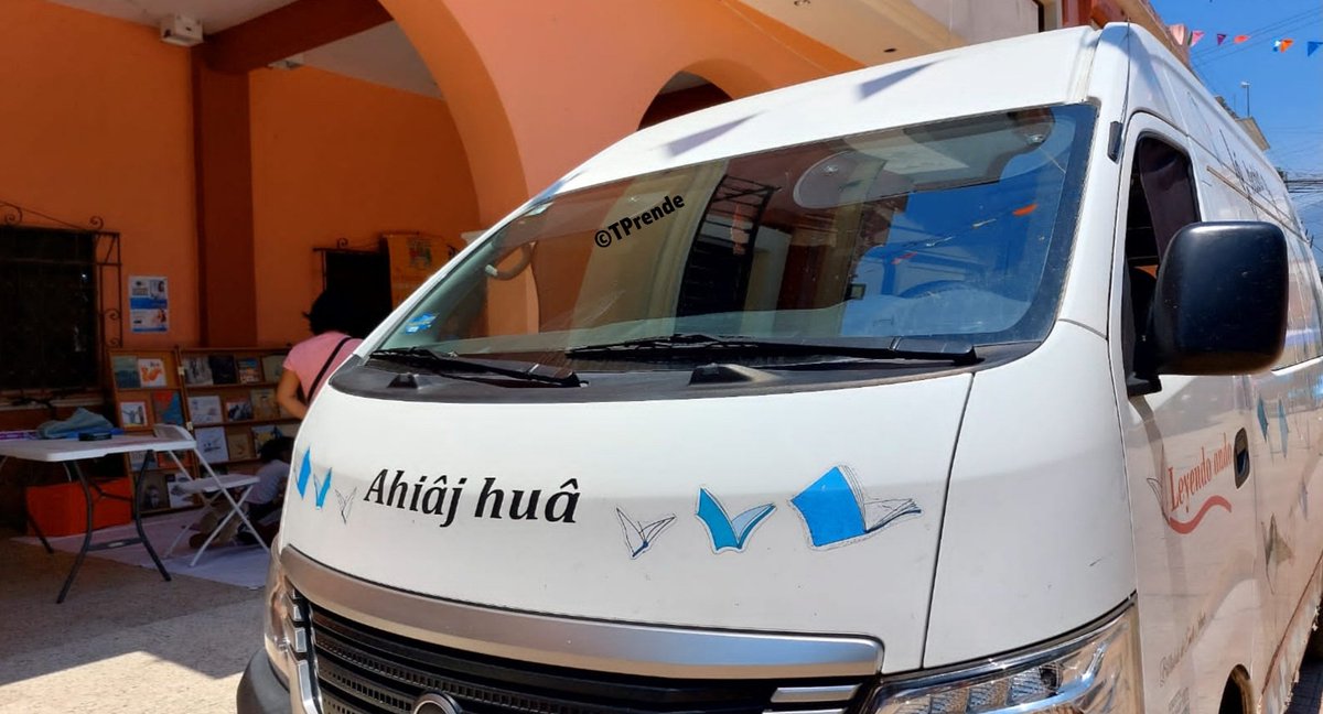 Función de cine a las 18:00 h, además de lectura, préstamo de libros en el área, observaciones en el microscopio y telescopio por la Biblioteca Móvil de la FAHHO.
La unidad está en el parque municipal de #Putla de hoy al lunes: Fabian Ramirez, promotor de lectura de la Fundación.