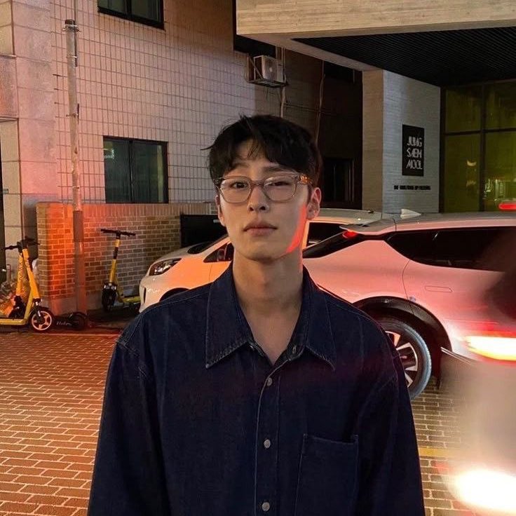 Corrente de apresentação!

Nome : Lee Junyoung.
Idade : 28 anos, quase 29.
Uma música : Salut d’Amour, Op.12.
Sexualidade : Homossexual.
Status : Neste momento, solteiro.
Cor favorita ᎓ Vermelho sangue.
Altura : 1,96.
Nacionalidade :  🇰🇷