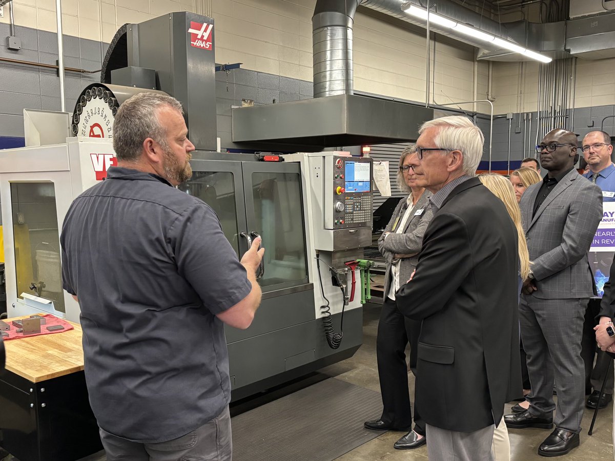 GovEvers's tweet image. It was great to visit Green Bay West High School to learn more about their Bay Link Manufacturing program that offers students the opportunity to gain valuable experience in a high-precision manufacturing lab and earn college credits.
