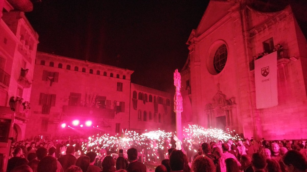 La nit del Tararot i concert de la fúmiga
#FestamajordeMaig
#Tàrrega #Urgell
#RepúblicaCatalana