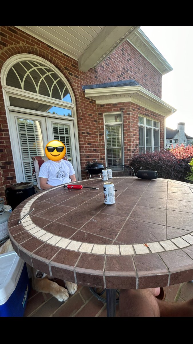 ArthurKratum47's tweet photo. Porch beers hate to see @LeBonQuavious coming https://t.co/rvX1HgAunV