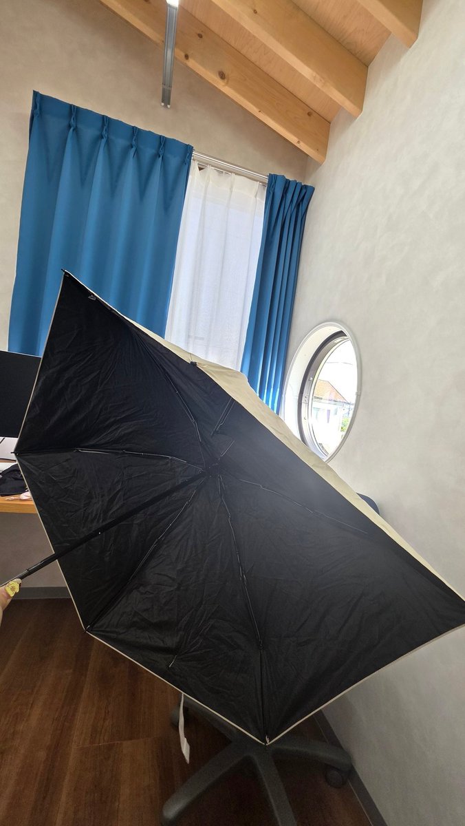 sor97's tweet photo. 昨日の風で日傘ぶっ壊れてしまったんだけど遠征の度に傘買ってて家にストック死ぬほどあるのにまた買わなき���なの嫌すぎ���し日焼け止めも忘れてきてしまい地黒人間鬼焼け確定でしんだ https://t.co/8raBBIDFRg
