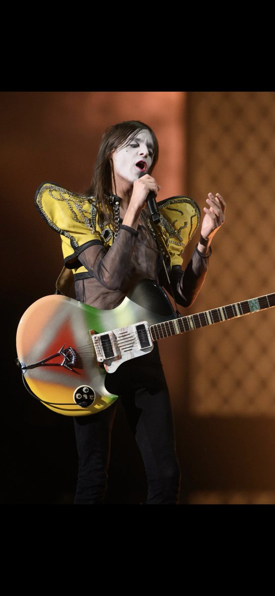 Oh Lola, Lola, Lola, tu nombre me mola, pues es muy bonito para una española: Lola

Oh Lola, Lola, Lola, qué a gusto se está aquí de merendola. Y que bien aliñas la escarola

Oh Lola, si se rompe un pie se lo escayola