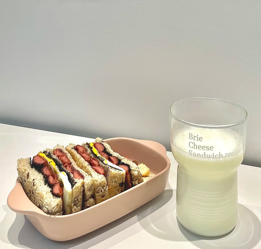 おはよう☀️今日の朝ごはんは元気の源🌟 サンドイッチ🥪＆ミルク🥛で1日をスタート✨いただきます！🍴