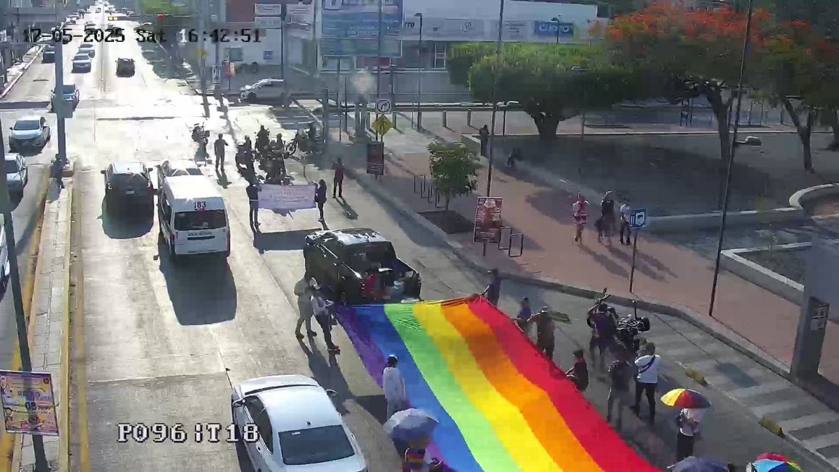 GabyCoutino's tweet photo. Arranca la #Marcha contra la #LGBTIfobia en #TuxtlaGutiérrez. El contingente avanza desde el #Parque5DeMayo por la avenida central hacia el centro de la capital de #Chiapas. Tome precauciones https://t.co/CZfjv4AnCR