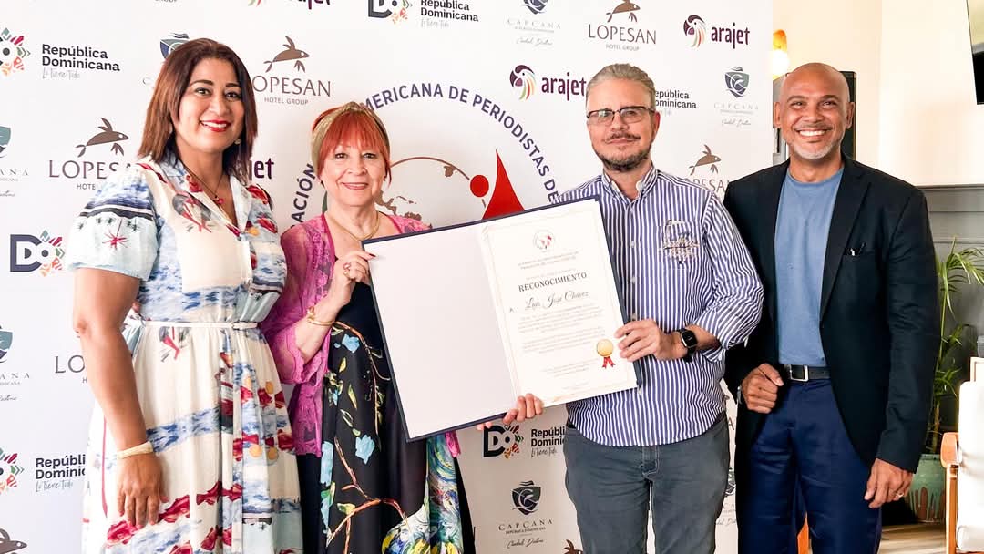 Reconocimiento sorpresa de la Federación Iberoamericana de Periodistas de Turismo (FIPETUR) por mi trayectoria de 12 años en esa organización, donde  tuve el honor de ejercer dos veces la primera  vicepresidencia y otras  dos  veces la presidencia, entre el 2015 y el 2023.