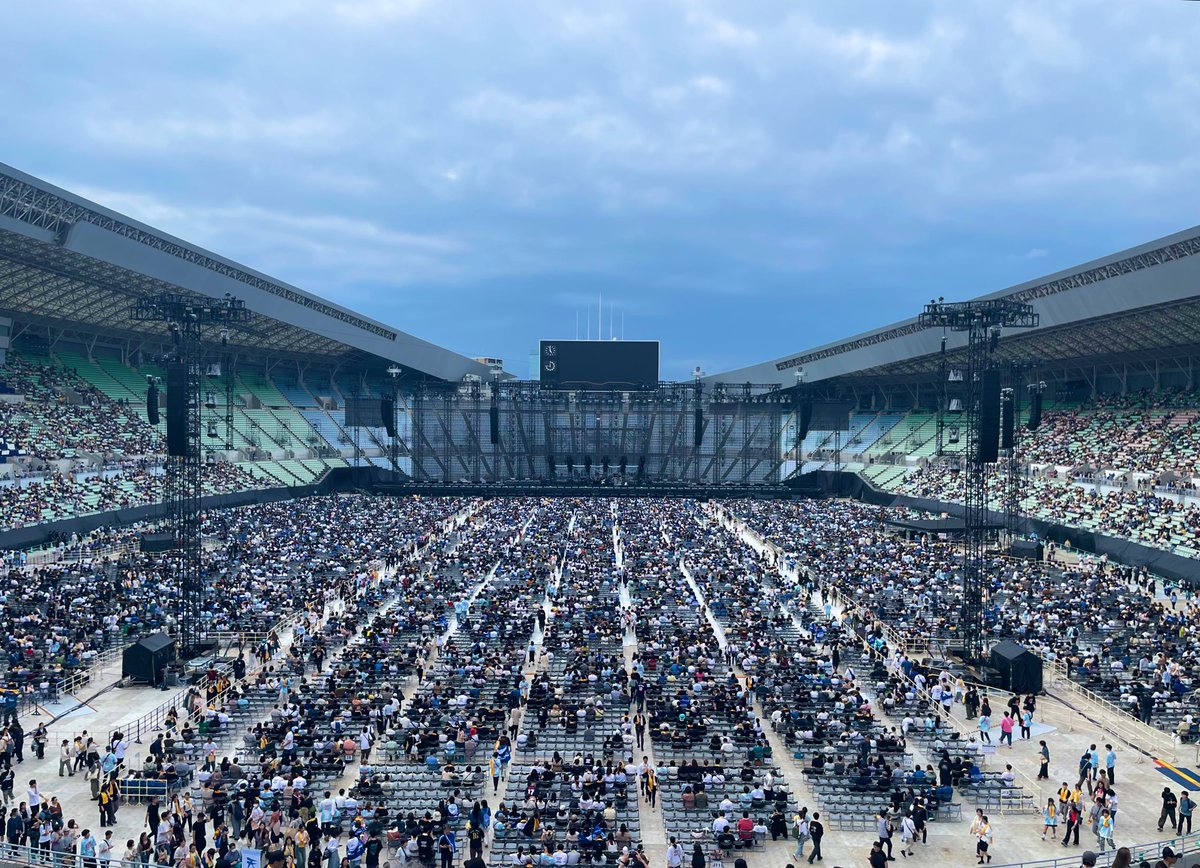 ____chan_aya's tweet photo. 照明も 花火も 火も 水も 金テも
みんなの手首で光るアレも
ここから見る景色は最っっっ高にキレイだった✨

 #髭男スタジアムライブ2025 https://t.co/lBfDVgGFIS