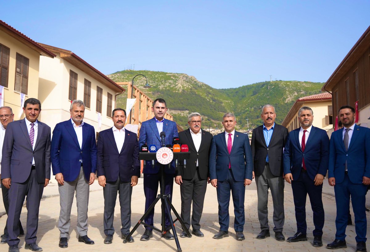 HuseyinYayman's tweet photo. 📍Hatay 🇹🇷

Bakanımız @murat_kurum beyin başkanlığında Valimiz, Vekillerimiz, Büyükşehir Başkanımız, İl başkanımız ile Hatay’ımızın ticaretinin, kültürünün ve sosyal yaşamının merkezi #UzunÇarşı’da incelemelerde bulunduk. 

2025 yılı sonunda esnafımız yeni iş yerlerine kavuşacak ve Uzun çarşı şehrimizin en önemli değeri olmaya devam edecek

Son depremzede evine girene kadar hep beraber çalışmaya devam edeceğiz..

#TürkiyeYüzyılı 🇹🇷