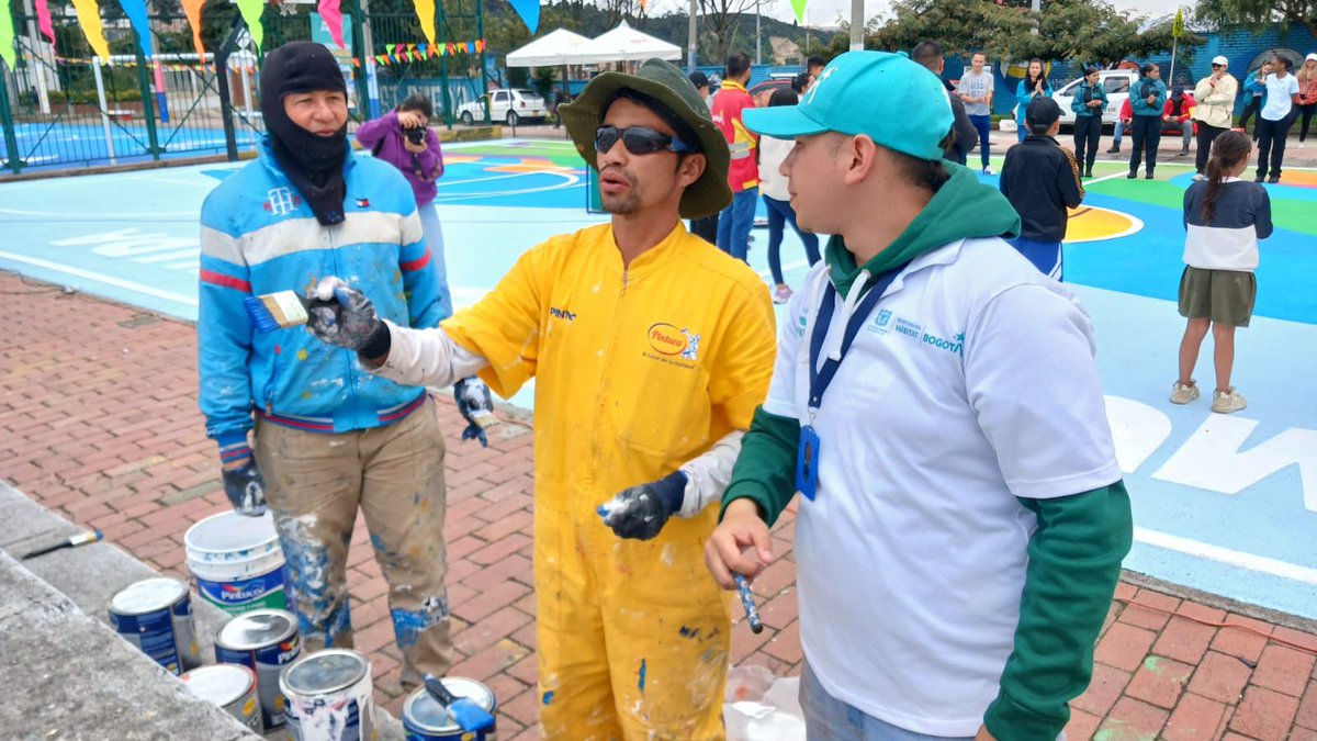 habitatbogota's tweet photo. 🎨 ¡San Cristóbal tiene un nuevo #TerritorioMágico!

El Parque Bello Horizonte fue transformado con una intervención de más de 1.000 m², que incluyó el embellecimiento de dos canchas múltiples, pintura de graderías y mejora de espacios comunitarios.

#AquíSíPasa ✨
1/2 🧵 https://t.co/OYp8N93rlU
