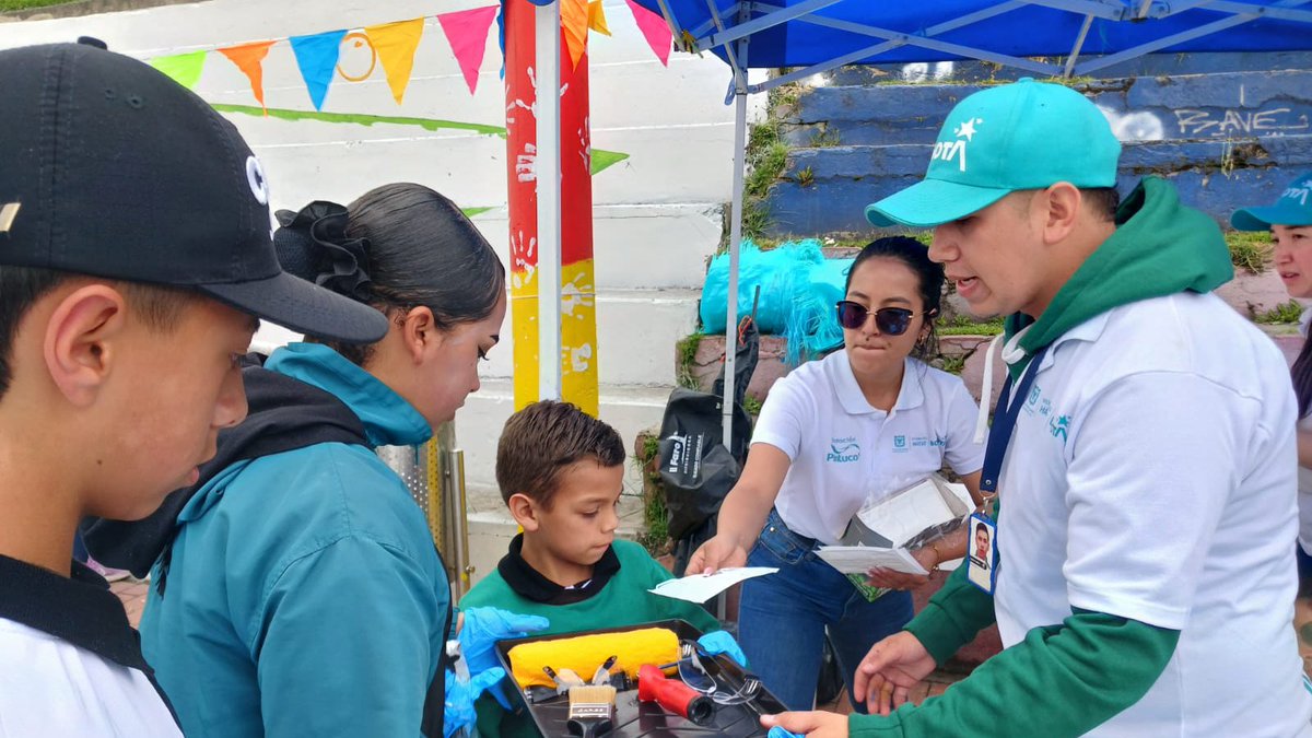 habitatbogota's tweet photo. 🎨 ¡San Cristóbal tiene un nuevo #TerritorioMágico!

El Parque Bello Horizonte fue transformado con una intervención de más de 1.000 m², que incluyó el embellecimiento de dos canchas múltiples, pintura de graderías y mejora de espacios comunitarios.

#AquíSíPasa ✨
1/2 🧵 https://t.co/OYp8N93rlU