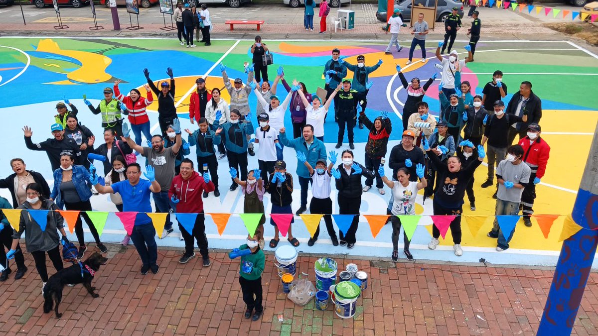 habitatbogota's tweet photo. 🎨 ¡San Cristóbal tiene un nuevo #TerritorioMágico!

El Parque Bello Horizonte fue transformado con una intervención de más de 1.000 m², que incluyó el embellecimiento de dos canchas múltiples, pintura de graderías y mejora de espacios comunitarios.

#AquíSíPasa ✨
1/2 🧵 https://t.co/OYp8N93rlU