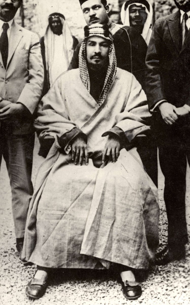 ( سلسلة تغريدات عن الصفات الخَلْقية المستحسنة عند العرب )

كانوا العرب متجذرة فيهم الفراسة فكانوا يتأملون الصفات الخَلْقية ومن خلالها يسبرون أغوار الخصال الحميدة ، ومن هذه الصفات: 

- ( عاري الأشاجِع ) 

وهو قليل لحم الكف وبارز العصب والعروق ويرون العرب أنها صفة خَلْقِية تدل على