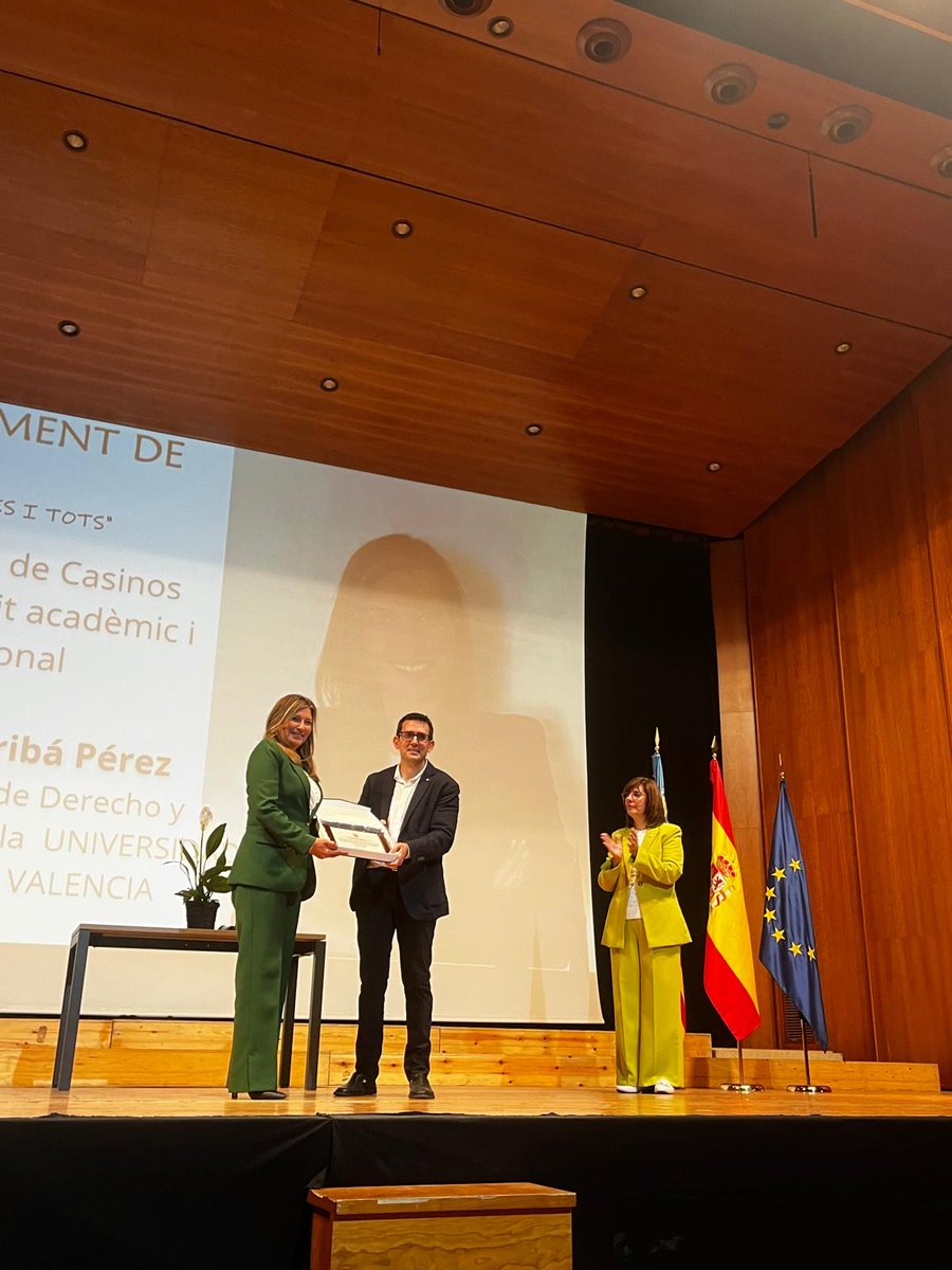 UniversidadVIU's tweet image. 🎉¡Felicidades a @AnaEscriba, directora del Grado en #Derecho de VIU, por recibir la Distinción al Mérito Académico 2025 del Ayuntamiento de Casinos (#Valencia)! Un reconocimiento a su brillante trayectoria y compromiso con la educación. 
#OrgulloVIU #universidadonline
