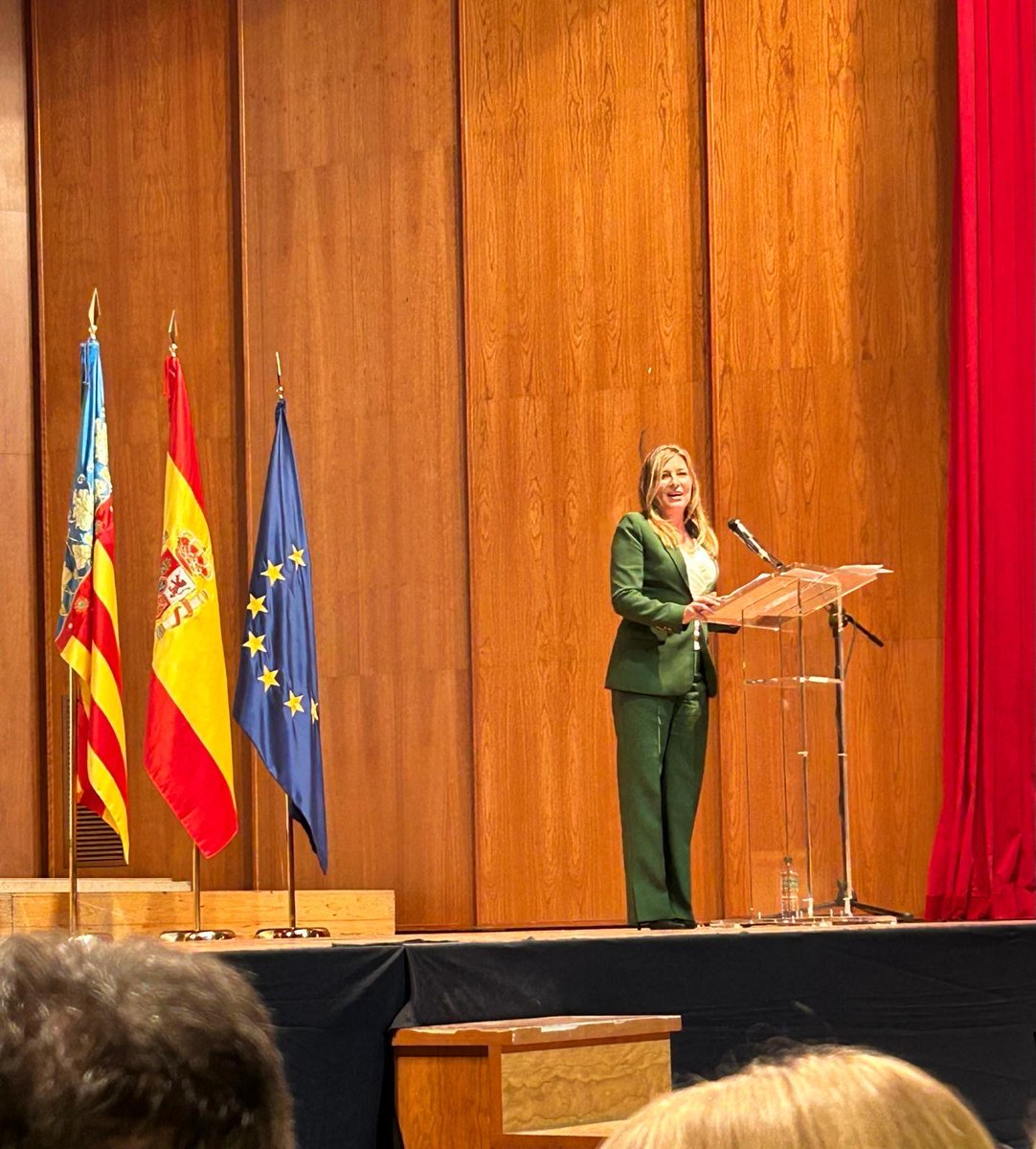 UniversidadVIU's tweet image. 🎉¡Felicidades a @AnaEscriba, directora del Grado en #Derecho de VIU, por recibir la Distinción al Mérito Académico 2025 del Ayuntamiento de Casinos (#Valencia)! Un reconocimiento a su brillante trayectoria y compromiso con la educación. 
#OrgulloVIU #universidadonline