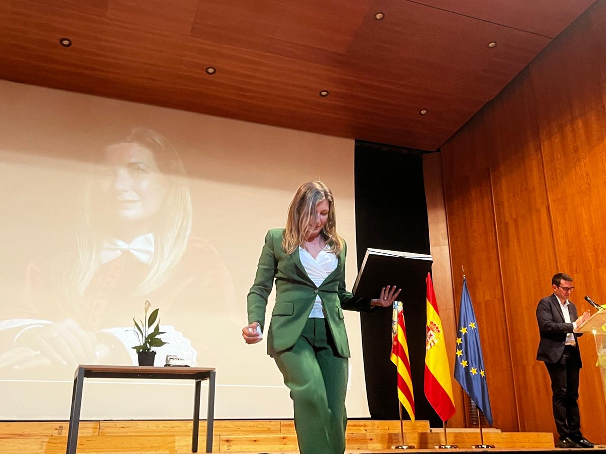 UniversidadVIU's tweet image. 🎉¡Felicidades a @AnaEscriba, directora del Grado en #Derecho de VIU, por recibir la Distinción al Mérito Académico 2025 del Ayuntamiento de Casinos (#Valencia)! Un reconocimiento a su brillante trayectoria y compromiso con la educación. 
#OrgulloVIU #universidadonline