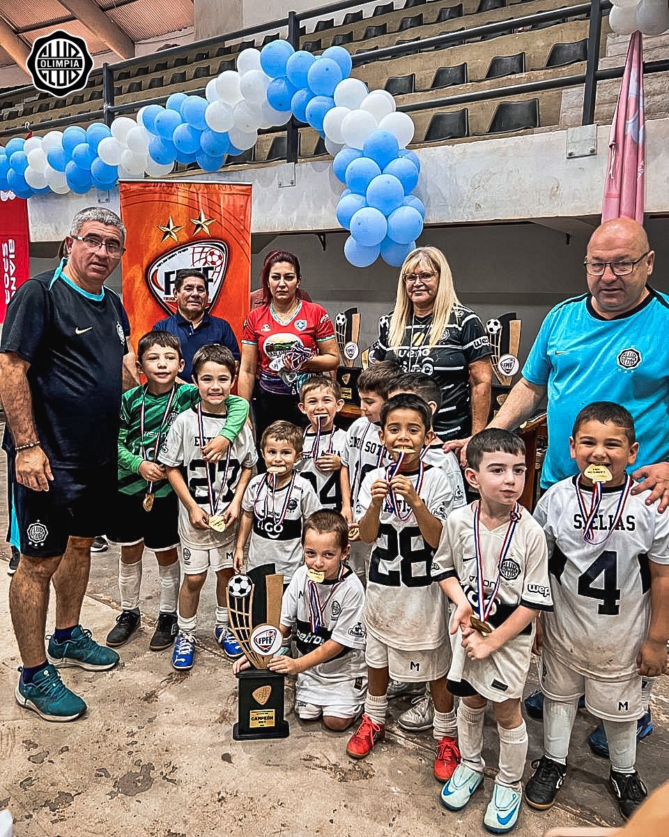 Seguimos formando en valores, aprendiendo y disfrutando cada paso del camino junto a esta camiseta. 

🤍🖤🤍

#SoyDelOlimpia ⚪️⚫️⚪️