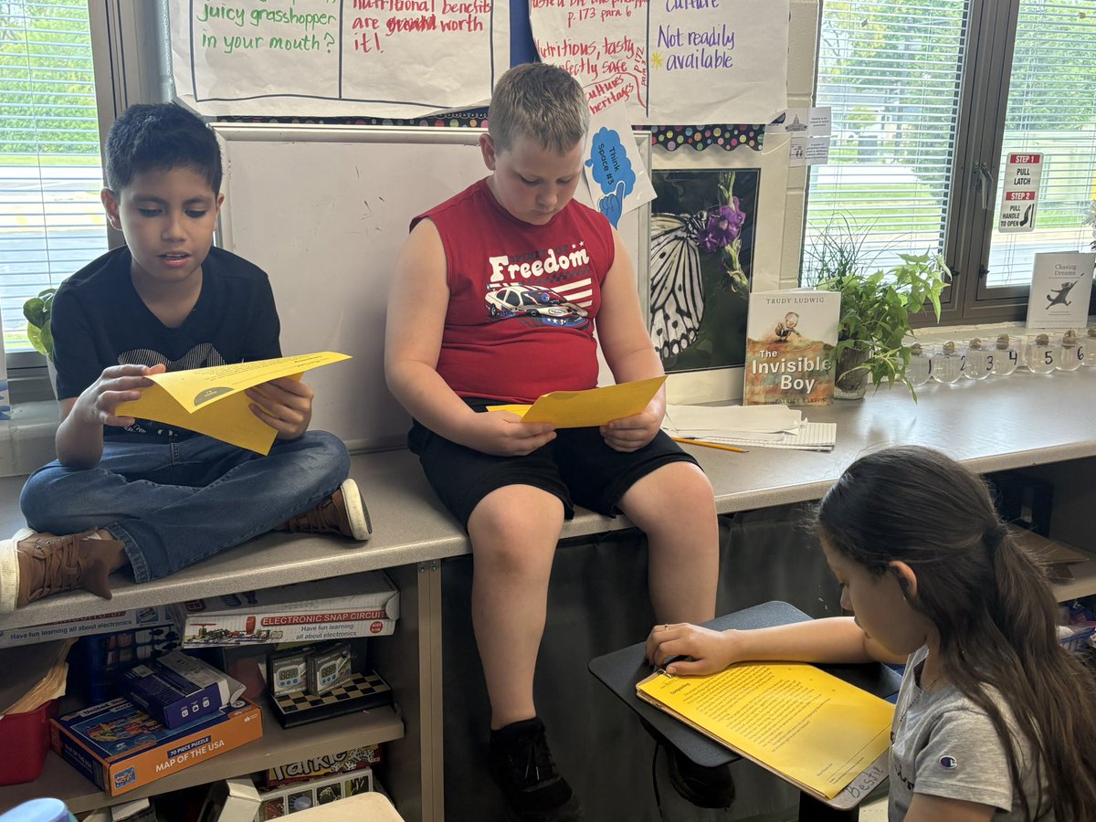 HulliganExplore's tweet image. Practicing our fluency passage this week with a twist on jump-in reading. Jump-in ECHO reading helps focus on the expression we use when reading. One person reads, then the rest of the group echoes.
#4thgrade @D59Rupley #onedistrictoneteam