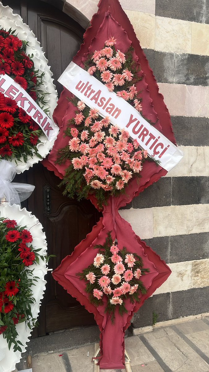 ultrAslan Gaziantep koordinatörümüz Sercan Karabulut’un dünya evine girdiği bu güzel günde yalnız bırakmadık.
 
Sercan Karabulut ve kıymetli eşine bir ömür boyu mutluluklar dileriz. #uAYurtiçi