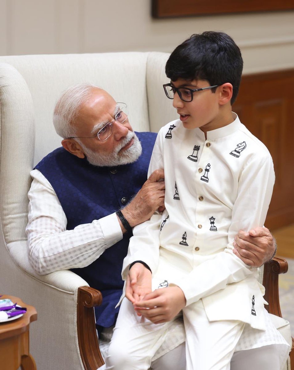 prawasitv's tweet photo. AP CM Chandrababu Naidu’s son Nara Lokesh meets PM Modi with family! 

#AndhraPradesh #NaraLokesh #Modi #brahmini #NandamuriBalakrishna https://t.co/3MPkgevJec
