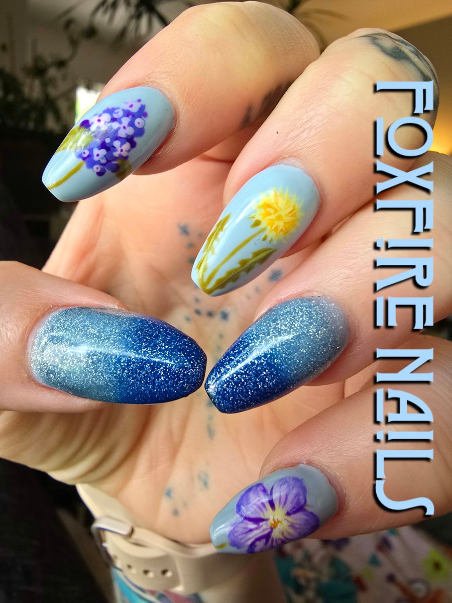 FoxfireNails's tweet photo. Some of my favorite spring flowers 🪻
The thumb and ring finger are heat reactive color changing. #nails #NailArt #MnArtist #QueerArtist #NonbinaryArtist #DisabledArtist #QueerNails #RealNails #MediumNails #SpringNails #Flowers #FlowerNails #Dandelion #lilac #violet #BlueViolet https://t.co/8EBkJQR7DD