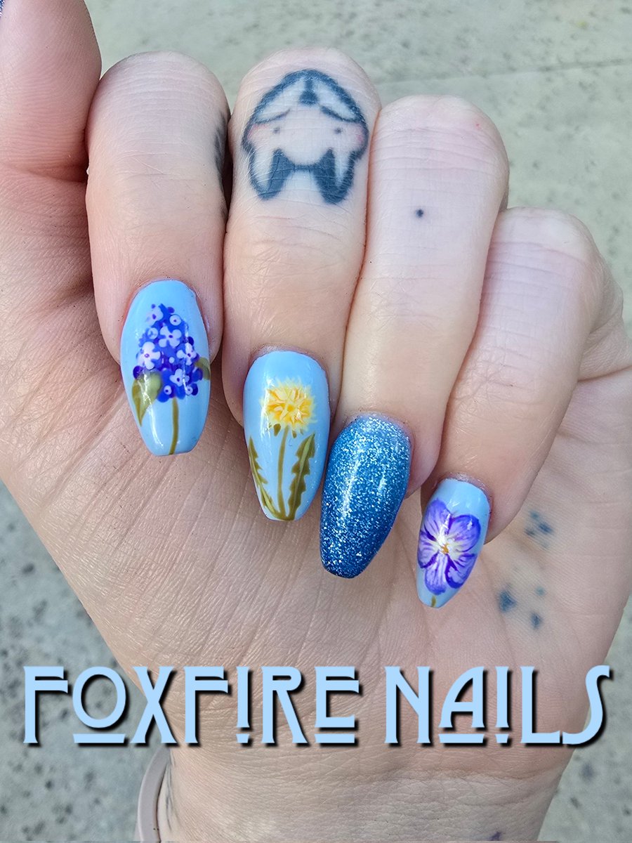 FoxfireNails's tweet photo. Some of my favorite spring flowers 🪻
The thumb and ring finger are heat reactive color changing. #nails #NailArt #MnArtist #QueerArtist #NonbinaryArtist #DisabledArtist #QueerNails #RealNails #MediumNails #SpringNails #Flowers #FlowerNails #Dandelion #lilac #violet #BlueViolet https://t.co/8EBkJQR7DD