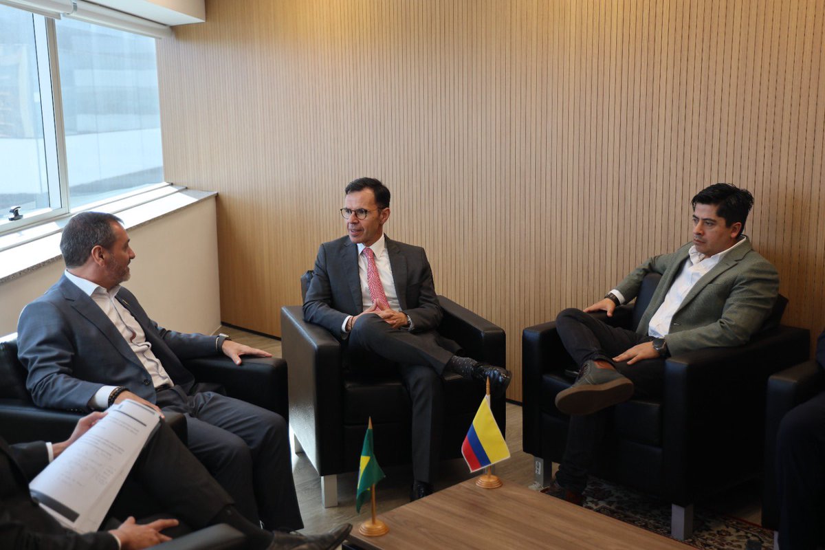 Ariel Ávila (@arielanaliza) on Twitter photo Nos reunimos en Brasilia con el embajador <a href="/riveraguillermo/">Guillermo Rivera</a>, el secretario de Seguridad Pública Rodnei da Silva y el director de la Policía Federal Andrei Passos Rodrigues. Conocimos las estrategias de seguridad que han posicionado a la capital brasileña como una de las más Nos reunimos en Brasilia con el embajador <a href="/riveraguillermo/">Guillermo Rivera</a>, el secretario de Seguridad Pública Rodnei da Silva y el director de la Policía Federal Andrei Passos Rodrigues. Conocimos las estrategias de seguridad que han posicionado a la capital brasileña como una de las más