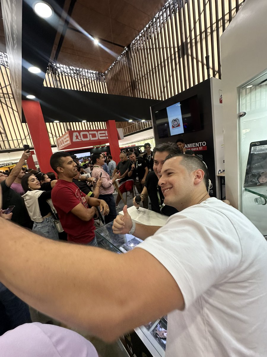 LigaMotera's tweet photo. Recibimos el cariño de la gente en Medellín 👏🏻 Con @industriasjapan y todo nuestro equipo de moteros vivimos la feria más importante de la industria ¿Te unes? https://t.co/MJDn9G18tO