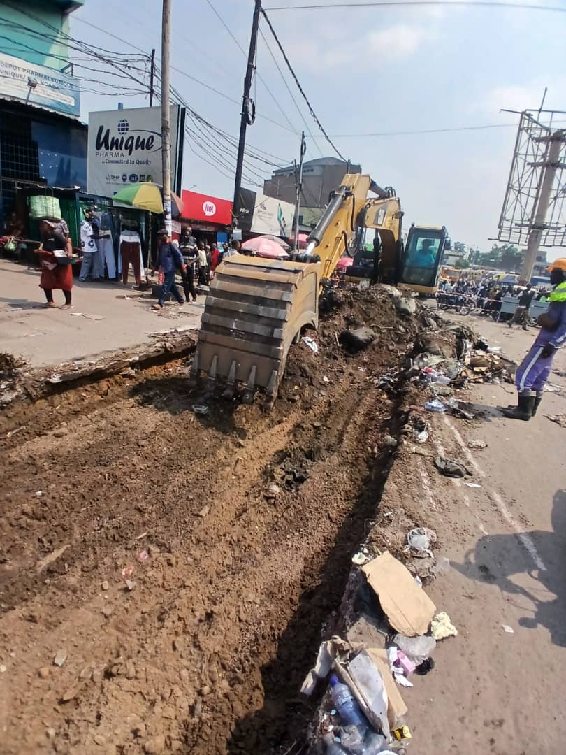 1/2 | Samedi 17.05.2025 | Début des travaux préparatoires (nettoyage du site) aujourd'hui sur l'avenue de l'université, partant du rond-point Ngaba.
