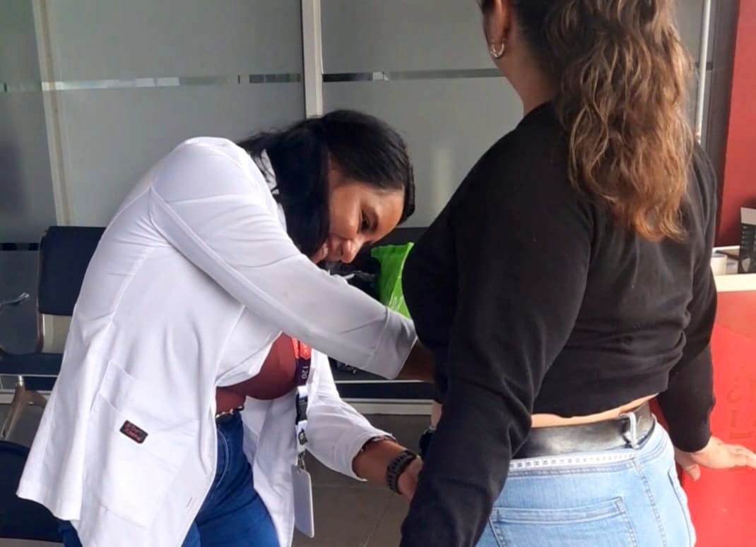 MINSAPma's tweet image. #Coclé | Realizamos jornada de concienciación sobre la hipertensión en la terminal de Aguadulce, con servicios de salud, educación y orientación para la población. #MinsaPreviene