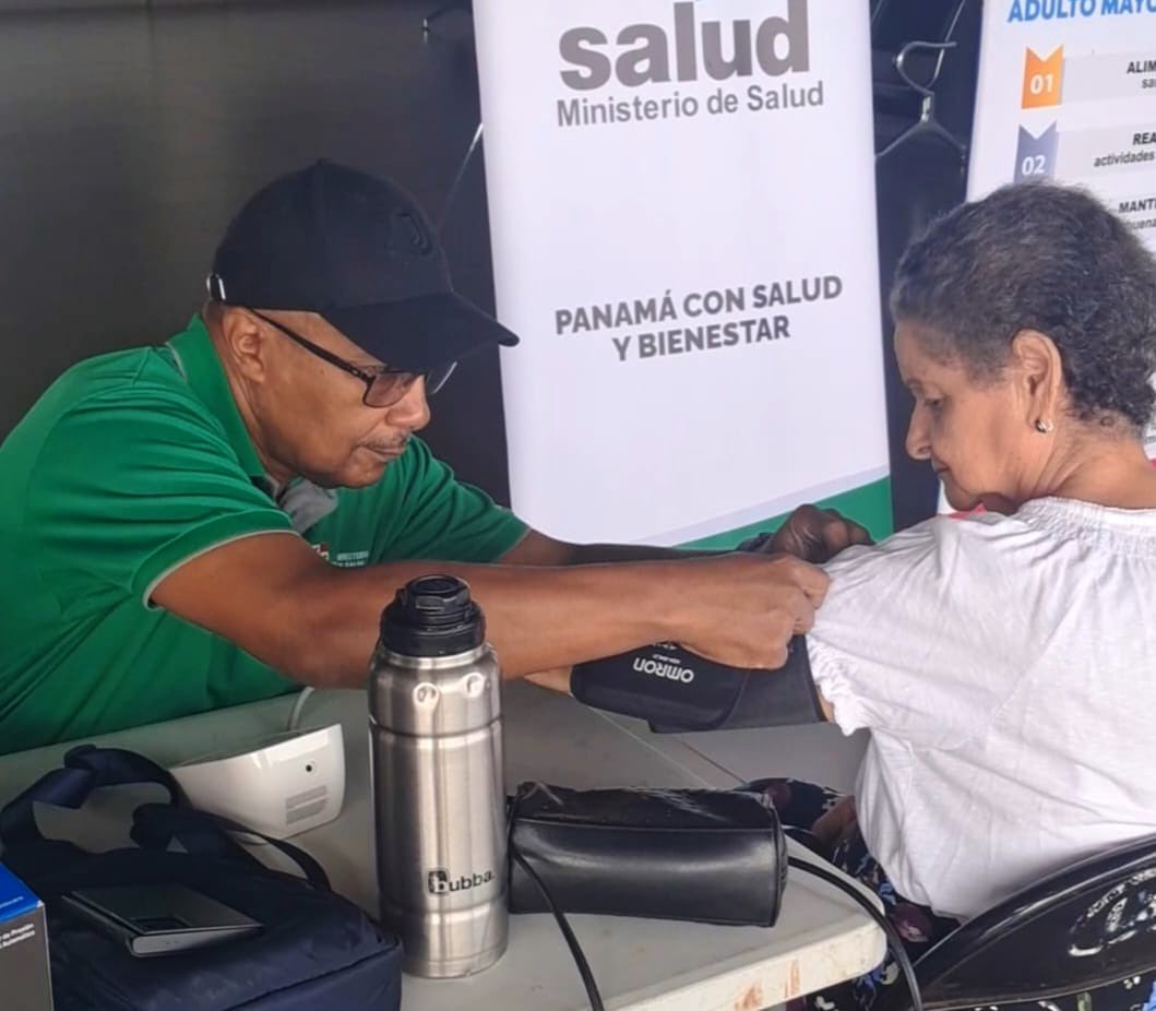 MINSAPma's tweet image. #Coclé | Realizamos jornada de concienciación sobre la hipertensión en la terminal de Aguadulce, con servicios de salud, educación y orientación para la población. #MinsaPreviene