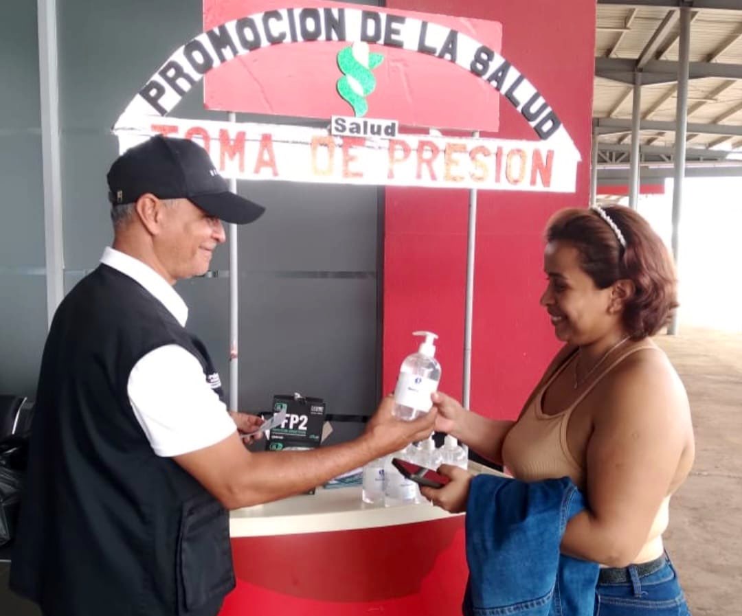 MINSAPma's tweet image. #Coclé | Realizamos jornada de concienciación sobre la hipertensión en la terminal de Aguadulce, con servicios de salud, educación y orientación para la población. #MinsaPreviene