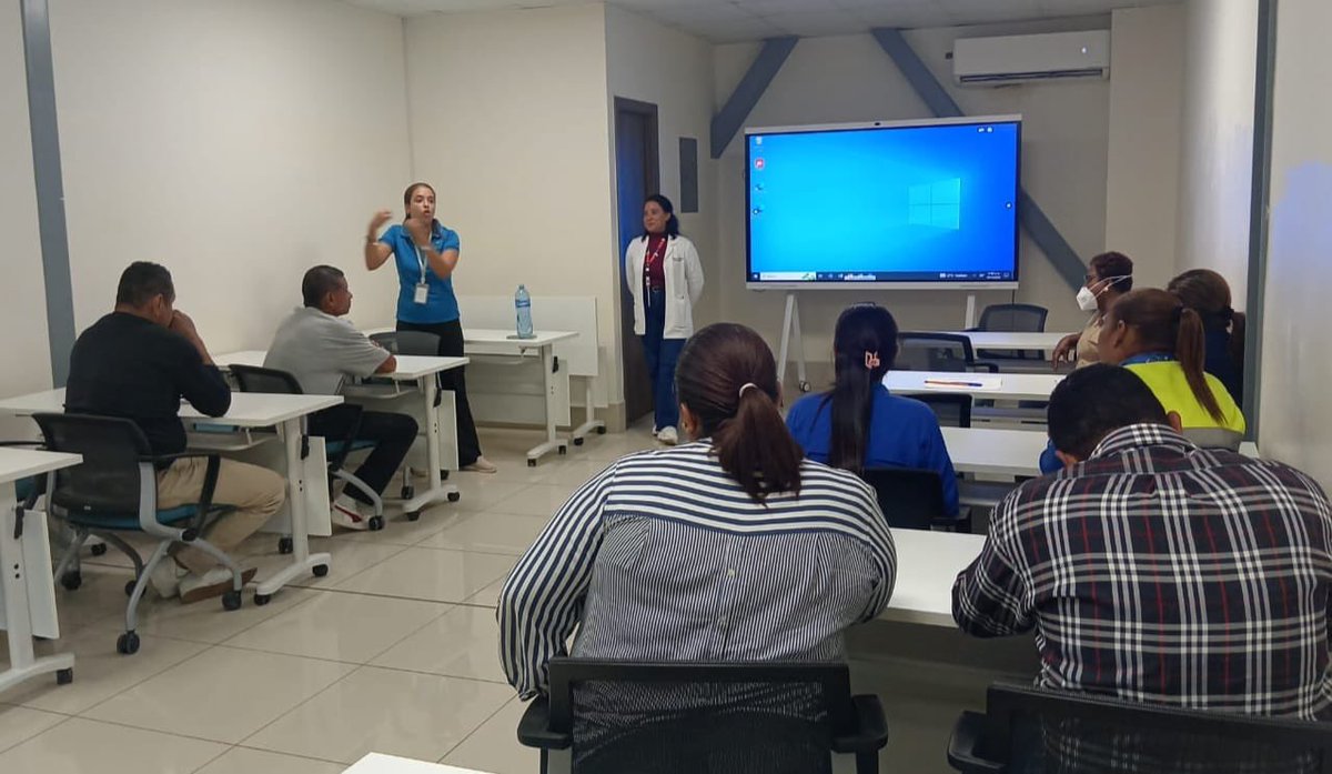 MINSAPma's tweet image. #Coclé | Realizamos jornada de concienciación sobre la hipertensión en la terminal de Aguadulce, con servicios de salud, educación y orientación para la población. #MinsaPreviene
