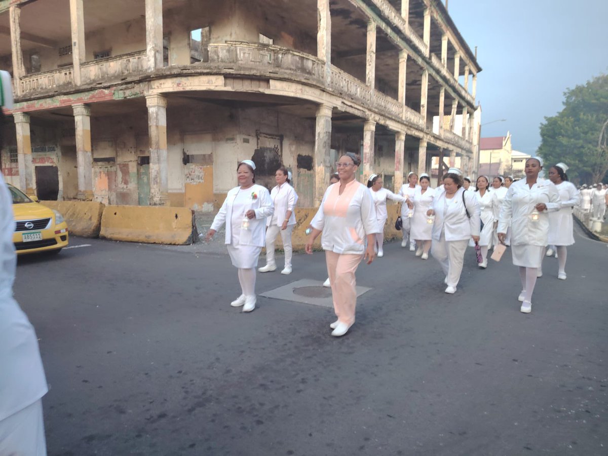 MINSAPma's tweet image. #Colón | Enfermeras de la región reafirmaron su compromiso con la comunidad durante el Desfile Blanco por el Día de la Enfermera, portando la lámpara, símbolo de entrega y vocación en su labor. #MinsaPanamá