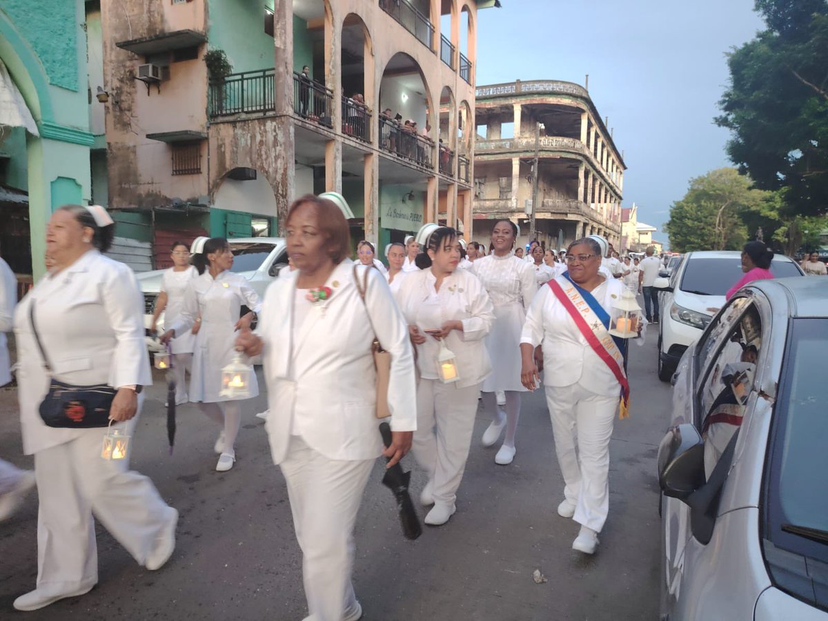 MINSAPma's tweet image. #Colón | Enfermeras de la región reafirmaron su compromiso con la comunidad durante el Desfile Blanco por el Día de la Enfermera, portando la lámpara, símbolo de entrega y vocación en su labor. #MinsaPanamá