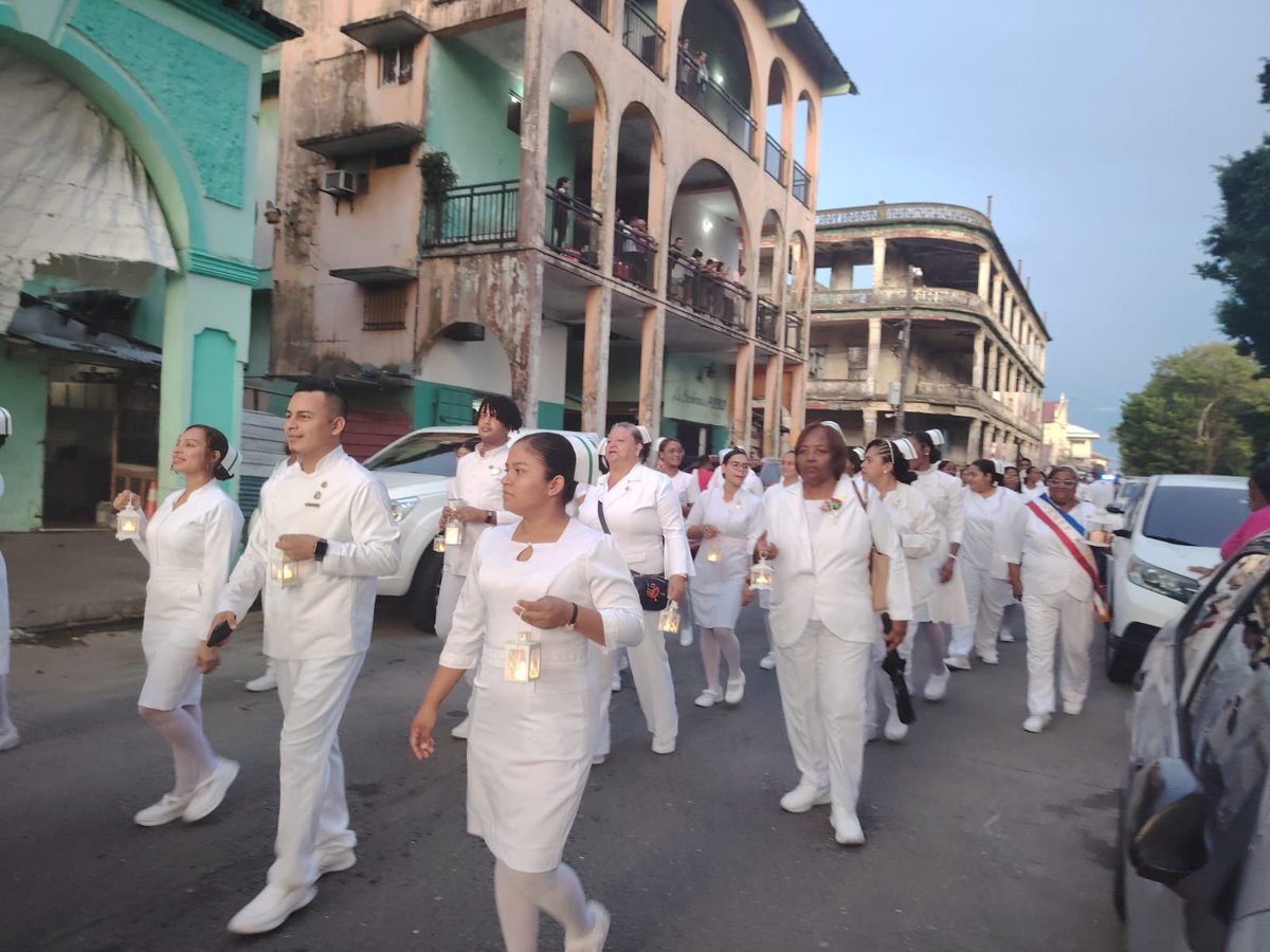 MINSAPma's tweet image. #Colón | Enfermeras de la región reafirmaron su compromiso con la comunidad durante el Desfile Blanco por el Día de la Enfermera, portando la lámpara, símbolo de entrega y vocación en su labor. #MinsaPanamá