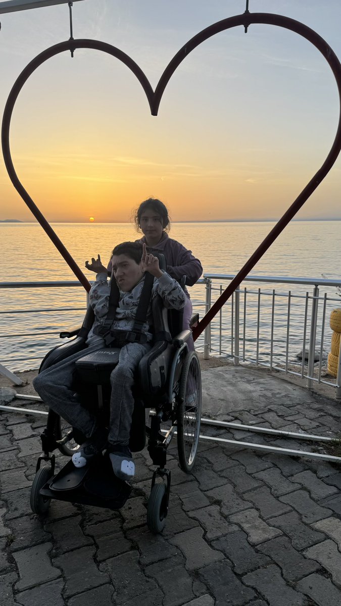 04HAKKI's tweet photo. Van Edremit’te kızım Bengisu Ayşe hanım ile gün batımını izledik. Süper bir doğa harikasına şahitlik ettik. https://t.co/3hhqFBzbW3