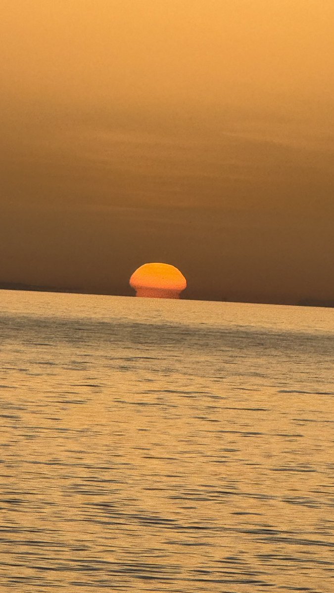 Van Edremit’te kızım Bengisu Ayşe hanım ile gün batımını izledik. Süper bir doğa harikasına şahitlik ettik.