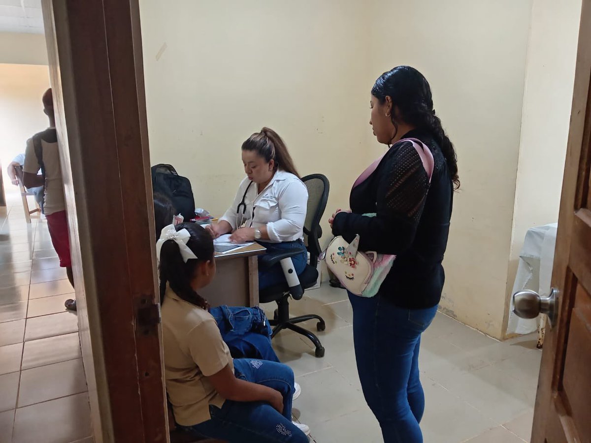 MINSAPma's tweet image. #Veraguas | Acercamos los servicios de salud a comunidades de difícil acceso. Realizamos una gira médica integral en el Puesto de Salud de Loma de Quebro, beneficiando a 38 personas con atención médica, vacunas, docencia y entrega de medicamentos. #MinsaPanamá