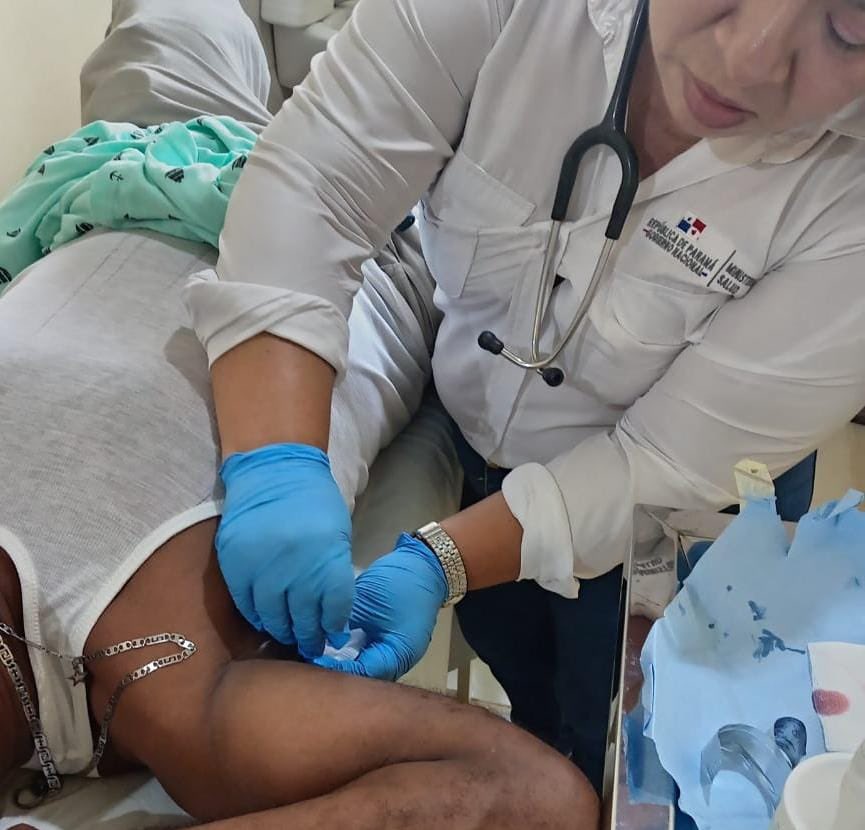 MINSAPma's tweet image. #Veraguas | Acercamos los servicios de salud a comunidades de difícil acceso. Realizamos una gira médica integral en el Puesto de Salud de Loma de Quebro, beneficiando a 38 personas con atención médica, vacunas, docencia y entrega de medicamentos. #MinsaPanamá