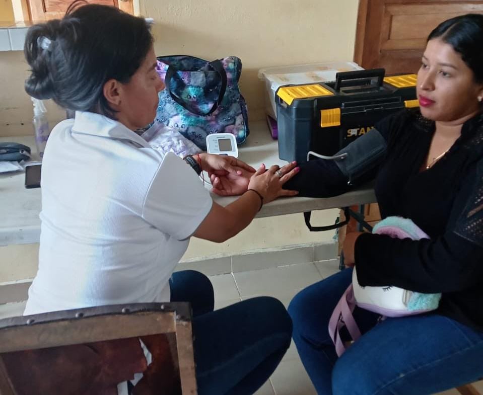 MINSAPma's tweet image. #Veraguas | Acercamos los servicios de salud a comunidades de difícil acceso. Realizamos una gira médica integral en el Puesto de Salud de Loma de Quebro, beneficiando a 38 personas con atención médica, vacunas, docencia y entrega de medicamentos. #MinsaPanamá