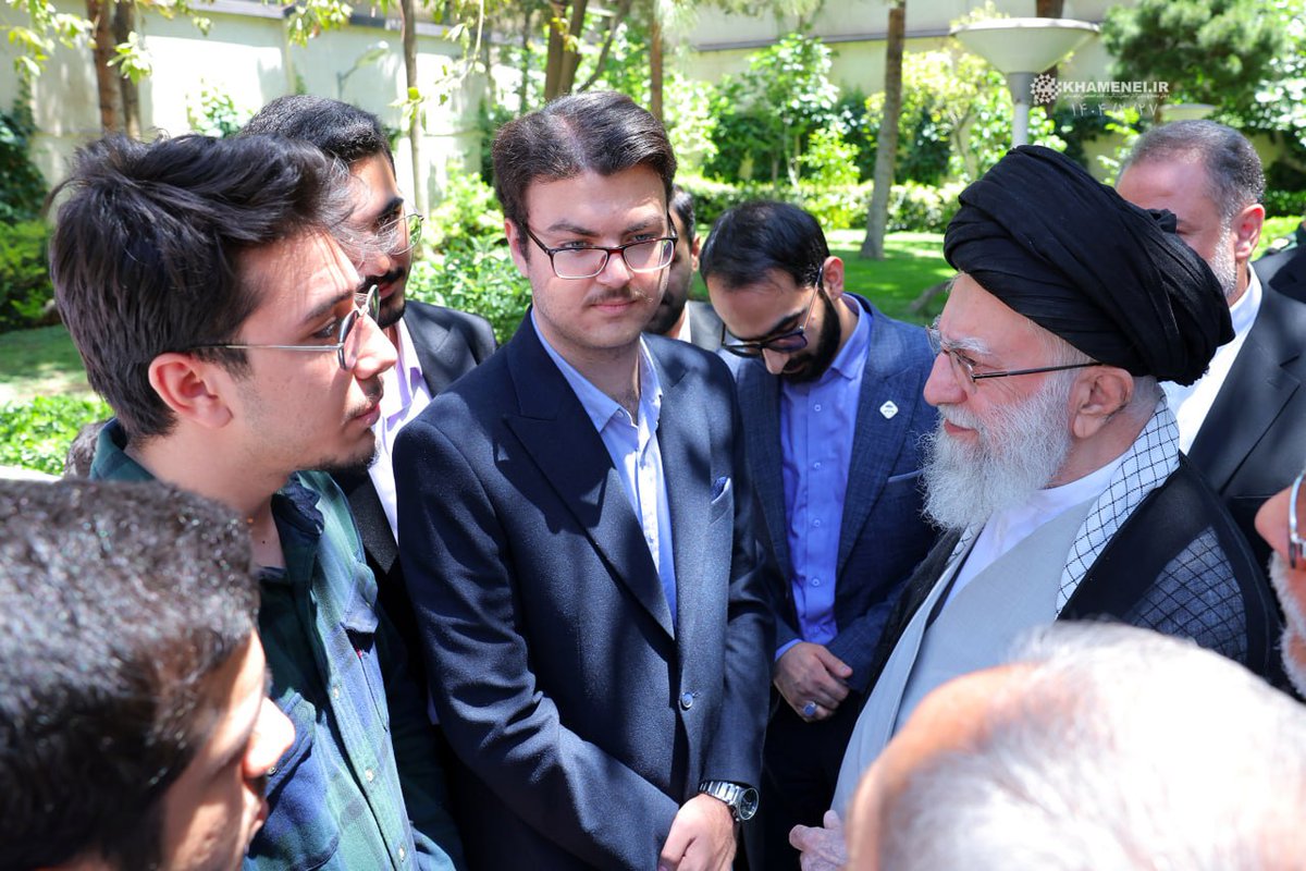 Khamenei_fa's tweet photo. ظهر امروز؛ دیدار و گفت‌گو با دانش‌آموزان مدال‌آور المپیادهای علمی باشگاه دانش‌پژوهان‌‌ جوان https://t.co/VlQX9KeDqj