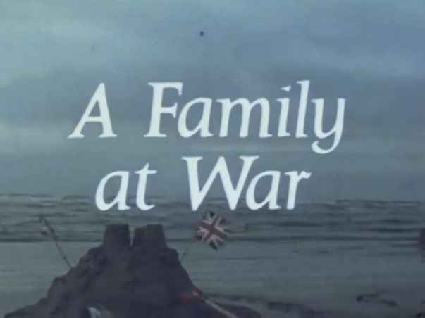 SaveRedlandLibr's tweet photo. 8pm TODAY on @TalkingPicsTV
From 1970, s1 Ep 13 of #GranadaTV #WW2 #Drama📺 #AFamilyAtWar - “The End of the Beginning” directed by #MichaelCox & written by #JohnFinch
🌟 #ColinDouglas #ShelaghFraser #LesleyNunnerley #BarbaraFlynn #DavidDixon #JohnMcKelvey #TRBowen #MarkEdwards https://t.co/0yqoZRbv2a